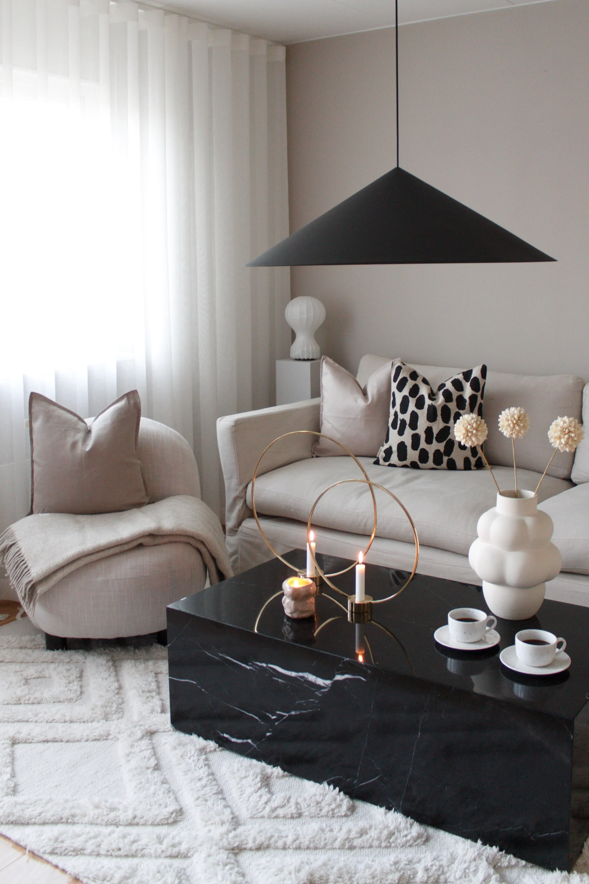 Boho et autres styles d'aménagement : décorez votre salon avec ce tapis confortable de Classic Collection comme @idasinredning sur instagram. 