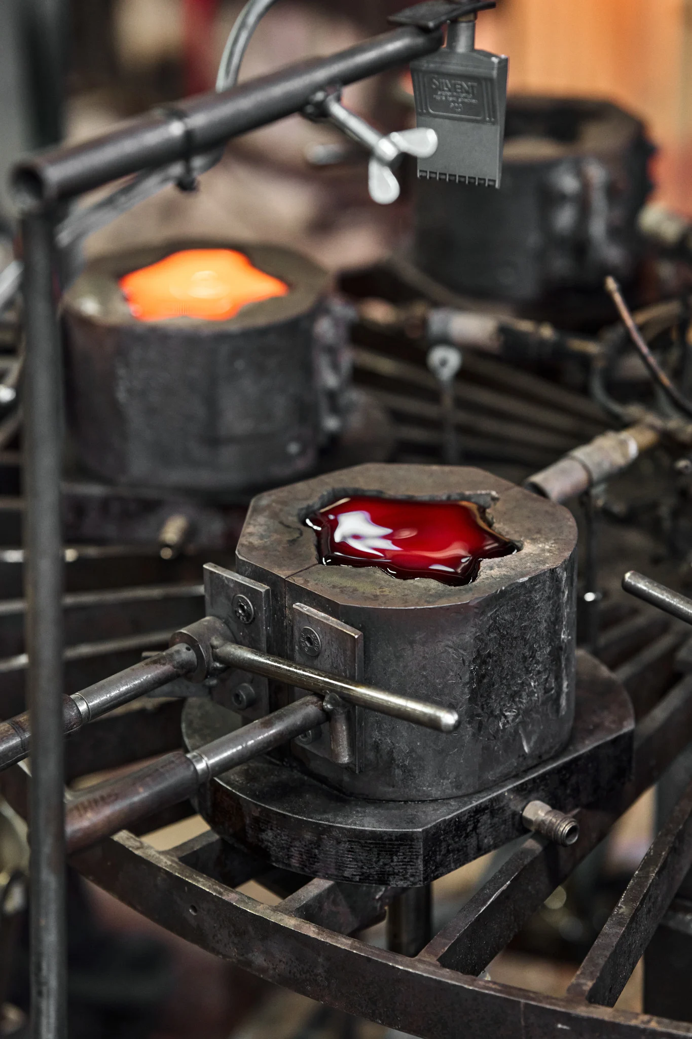 Le bougeoir The Rock a été coulé dans son moule et durcit ici.