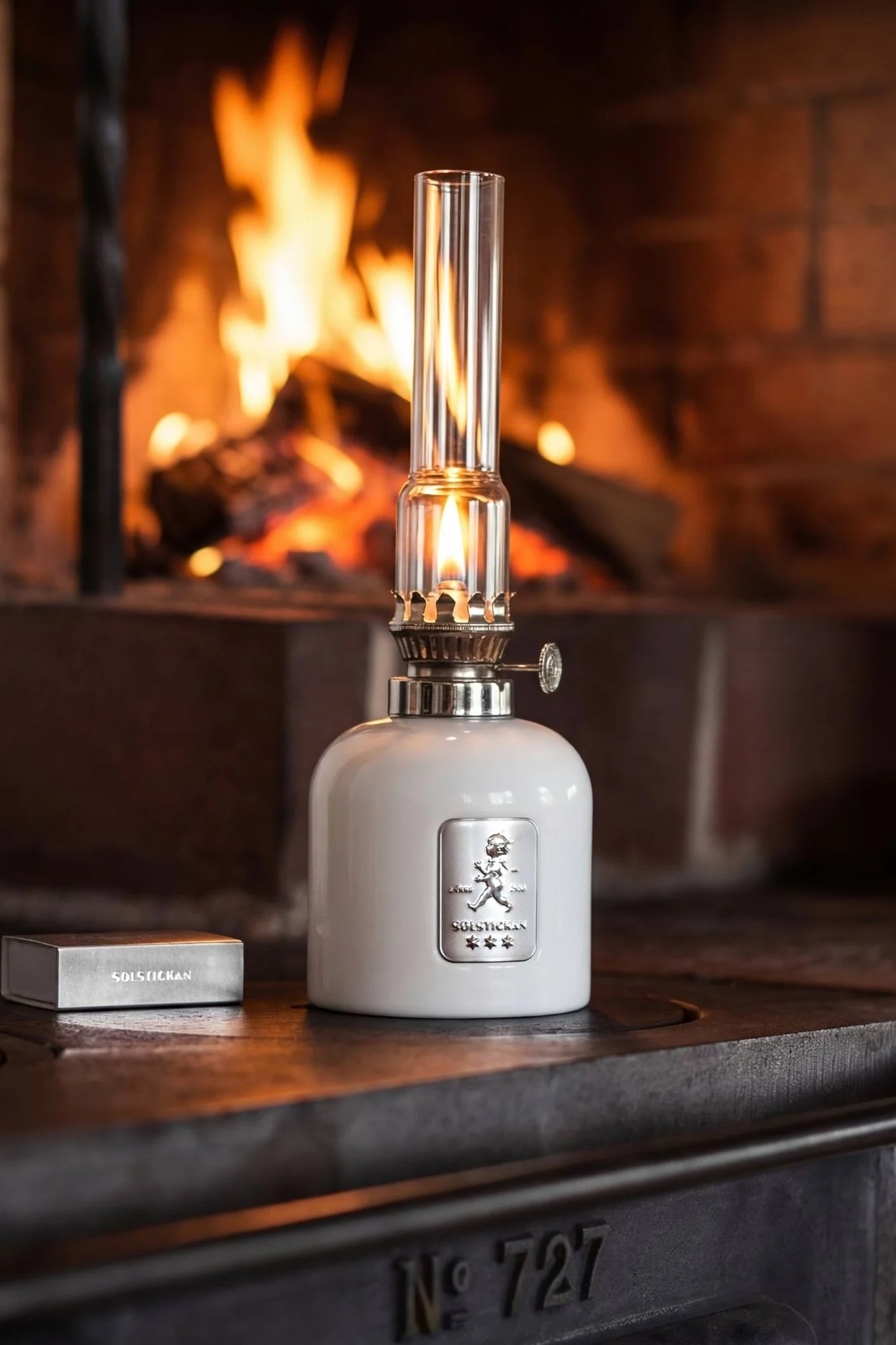 Le lagom au fil des saisons : une femme tient à la main la lampe à pétrole Fyr de Design House Stockholm.
