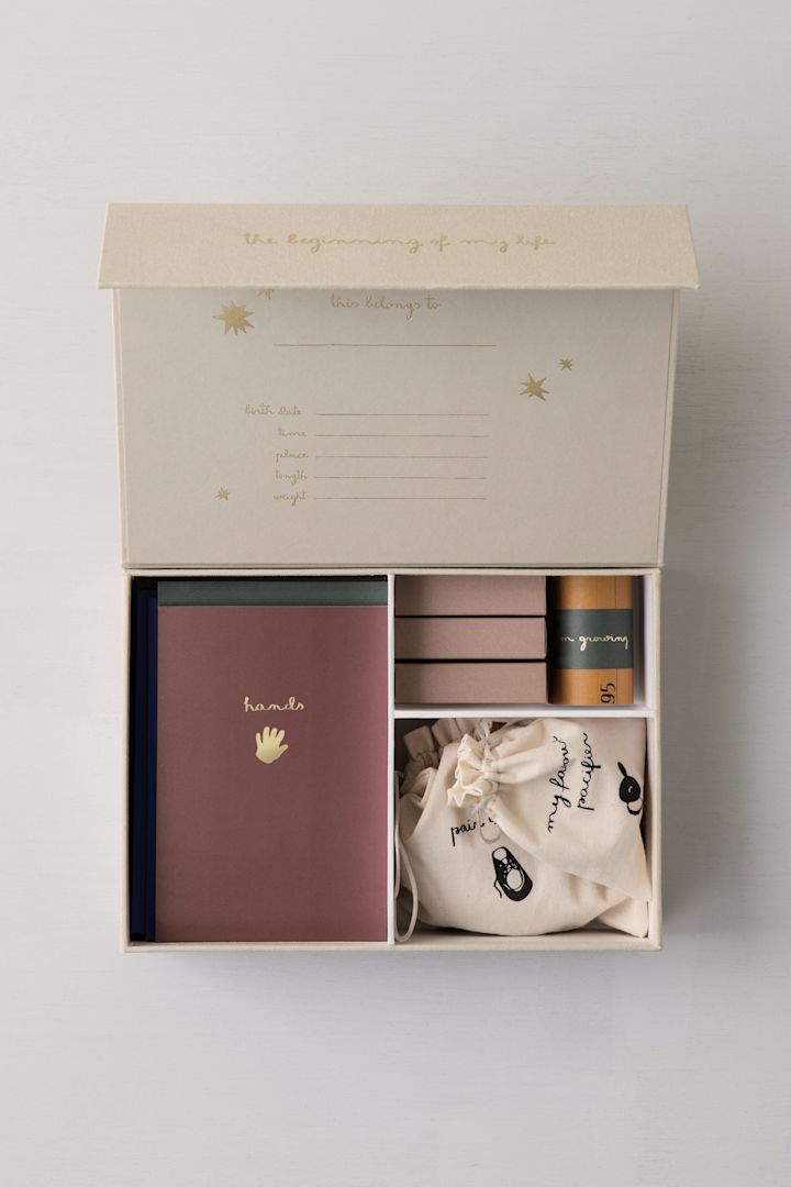 Avec la Boîte à souvenirs ferm LIVING, les nouveaux parents peuvent rassembler des souvenirs des premières années et des premiers mois de vie de leur bébé, ce qui en fait un cadeau parfait pour la baby shower.