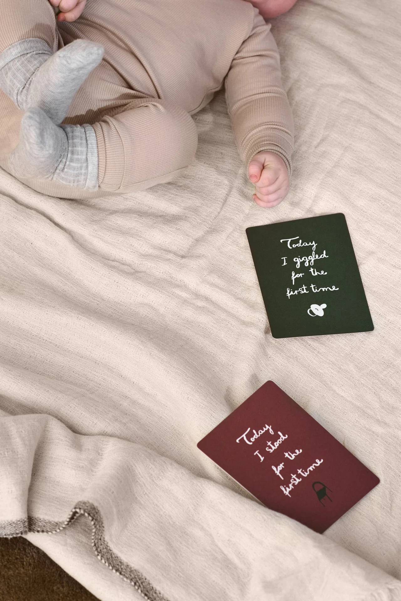 Avec la Boîte à souvenirs ferm LIVING, les nouveaux parents peuvent rassembler des souvenirs des premières années et des premiers mois de vie de leur bébé, ce qui en fait un cadeau parfait pour la baby shower.