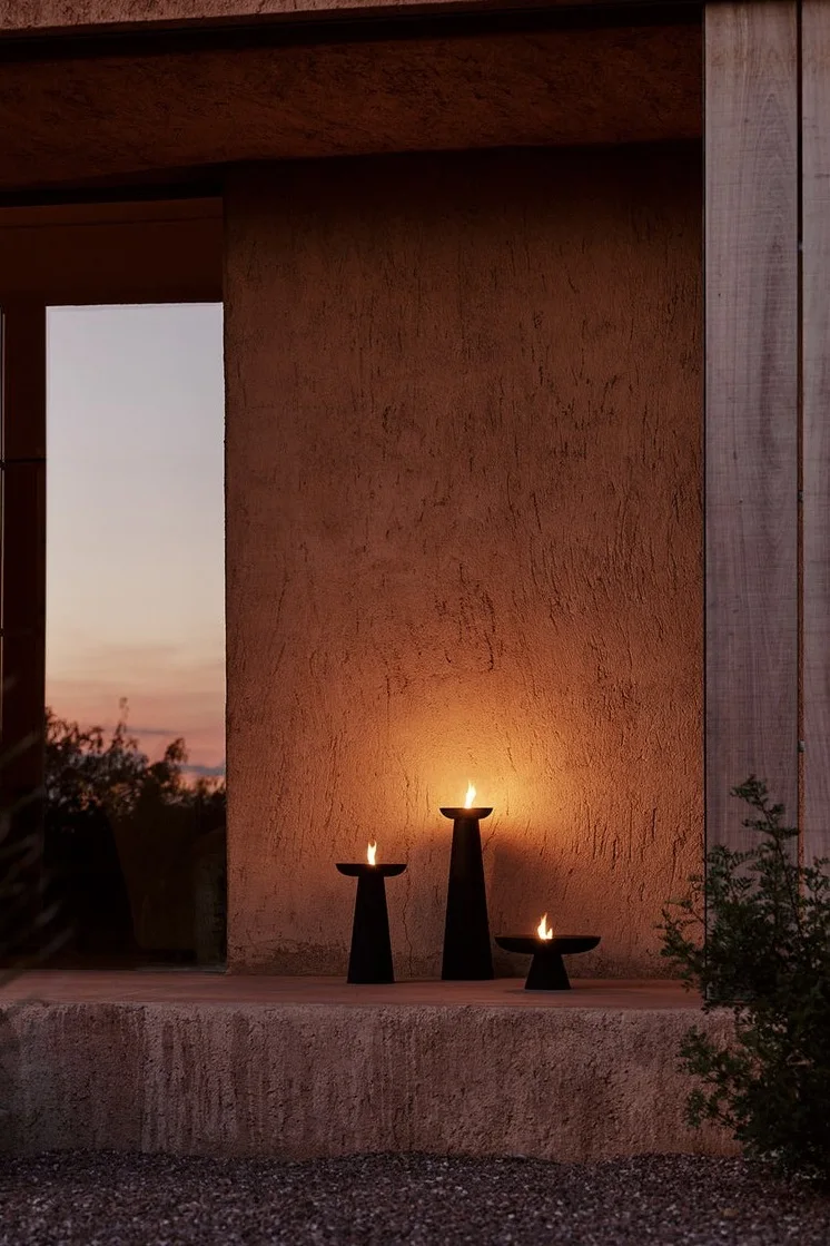 Éclairez votre entrée avec des lanternes et des photophores d'extérieur et placez la lanterne à huile Meira d'Audo Copenhagen, disponible en différentes tailles, à l'extérieur.