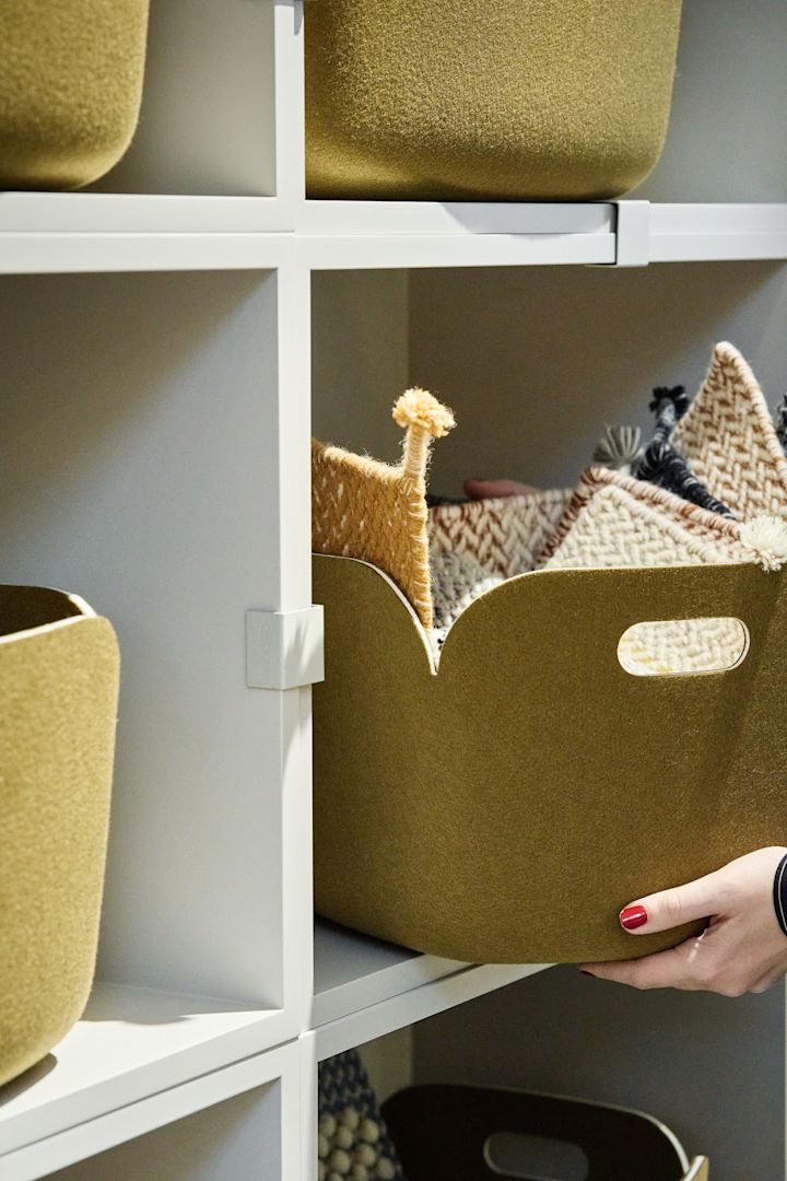 Organisez votre intérieur à l'aide de bons paniers de rangement, ici le panier de rangement Ottine en matière naturelle tressée de Bloomingville.