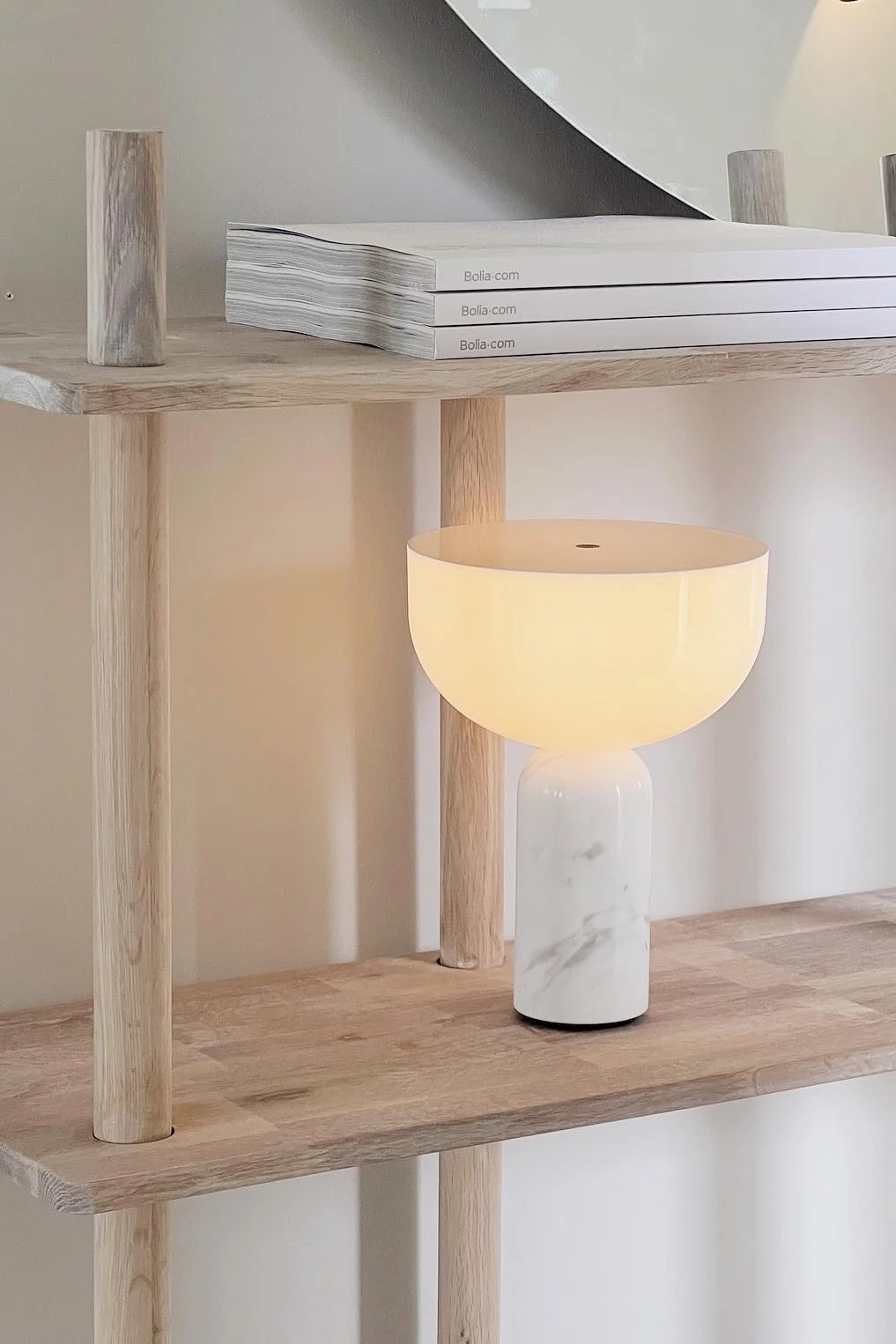 Boho et autres styles d'aménagement : voir ici une lampe de table Kizu de New Works posée sur une étagère lumineuse dans la maison de l'utilisatrice d'Instagram @ayasinteriorworld.