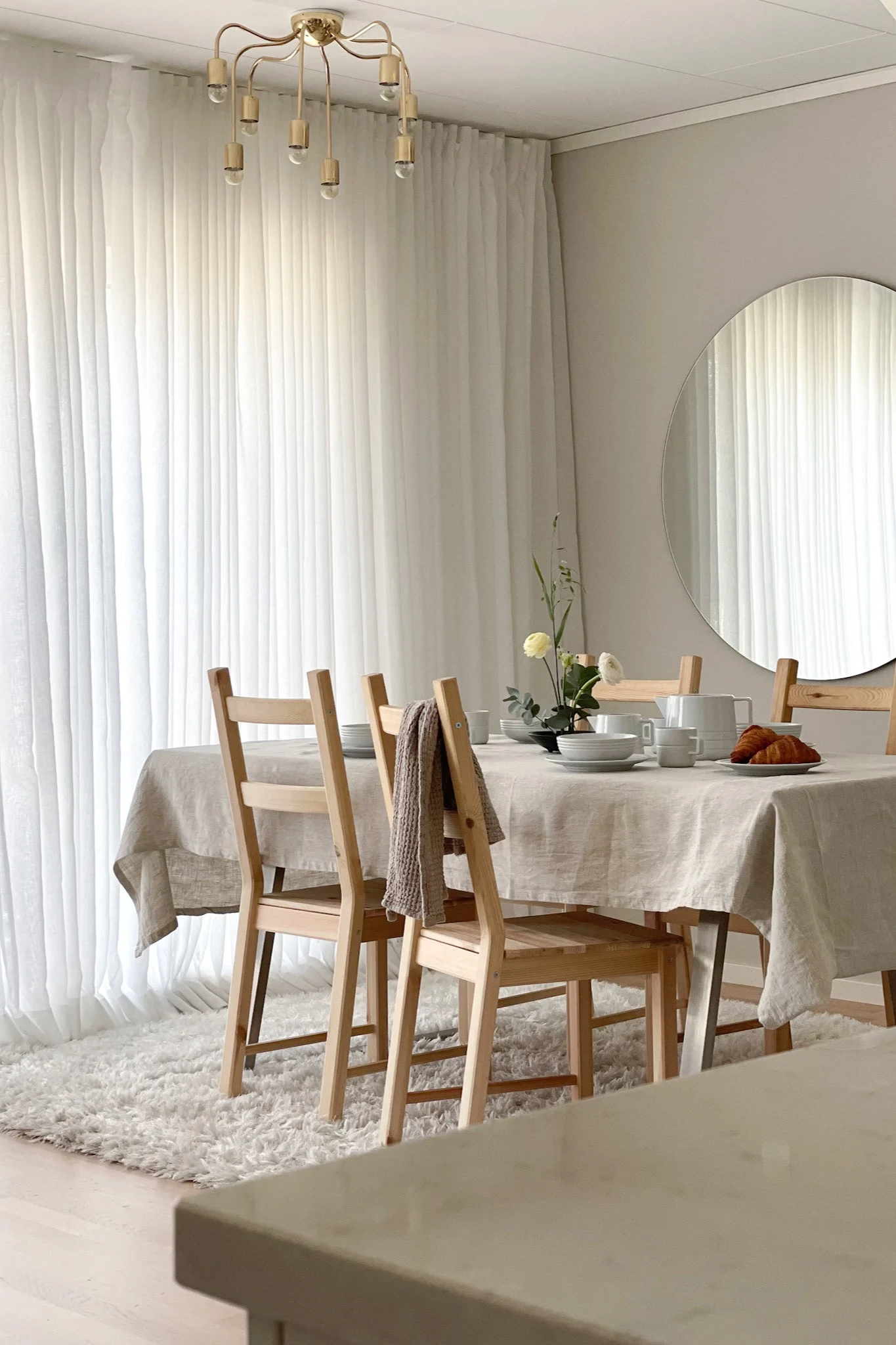 Tapis pour la salle à manger : Ici, le tapis blanc en laine Cozy de Scandi Living est posé dans une salle à manger à la décoration scandinave.
