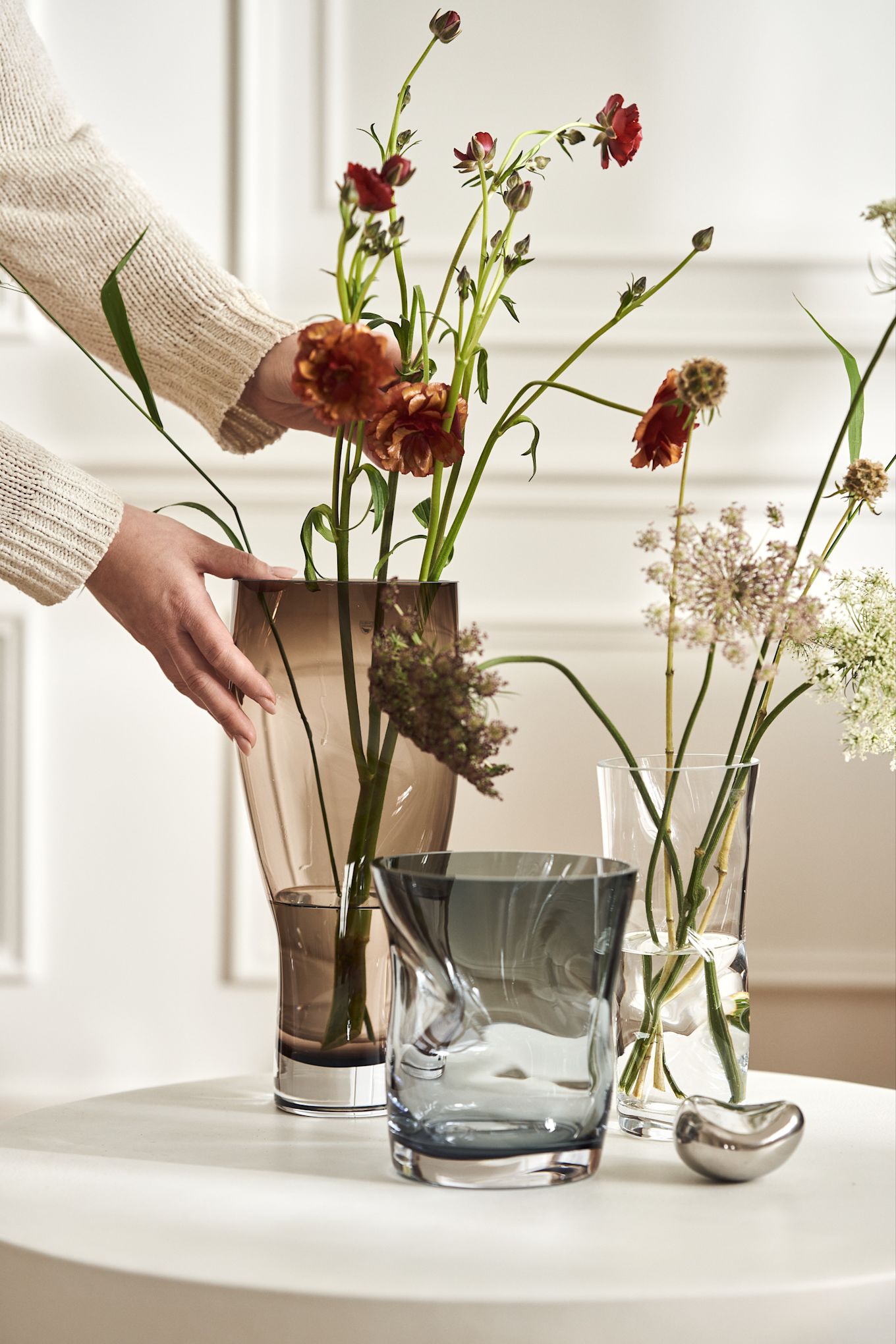 Conseil cadeau de mariage - Les vases Squeeze d'Orrefors conviennent à toutes les formes de bouquets, qu'ils soient hauts et étroits ou bas et larges.