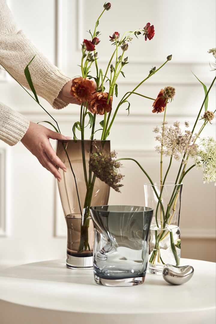 Conseil cadeau de mariage - Les vases Squeeze d'Orrefors conviennent à toutes les formes de bouquets, qu'ils soient hauts et étroits ou bas et larges.