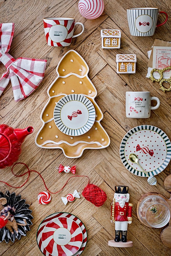 Décorations de table pour Noël : une table dressée avec la vaisselle festive de Bloomingville, notamment les assiettes Ginnie et Yule.