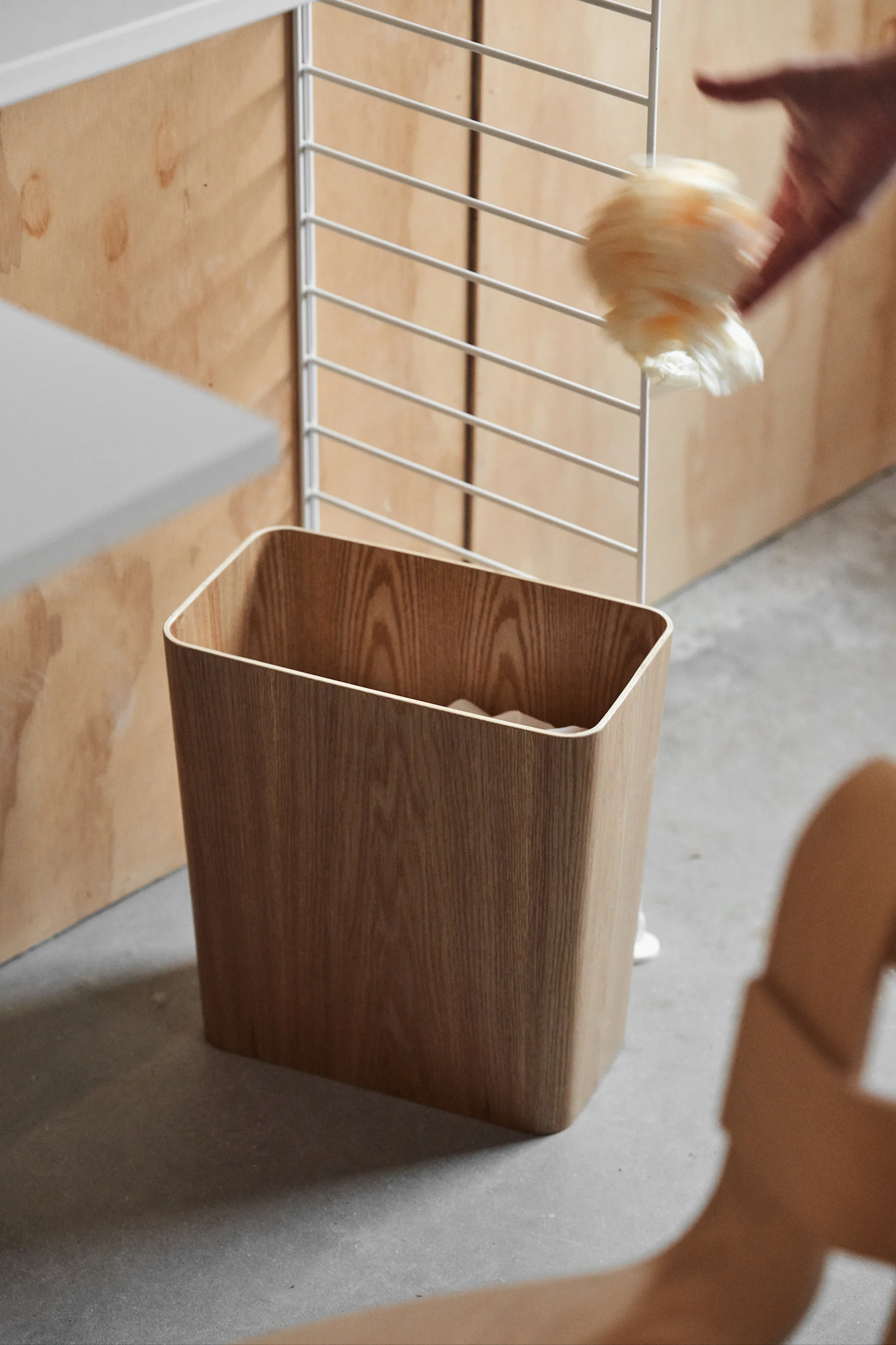 Pour organiser son intérieur, il est important de faire du rangement de temps en temps afin d'éviter d'accumuler des objets inutiles dont on ne se sert pas. Ici, la poubelle Wilo de Blomus.