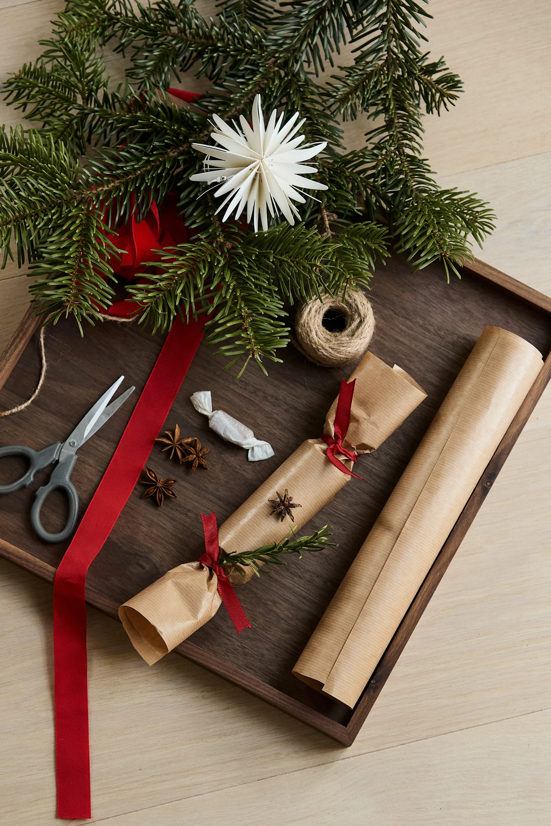 Pour fabriquer vos propres crackers de Noël, vous aurez besoin de ciseaux, de papier, de rouleaux de papier hygiénique, de bonbons, de petits cadeaux, de décorations et de ficelle.