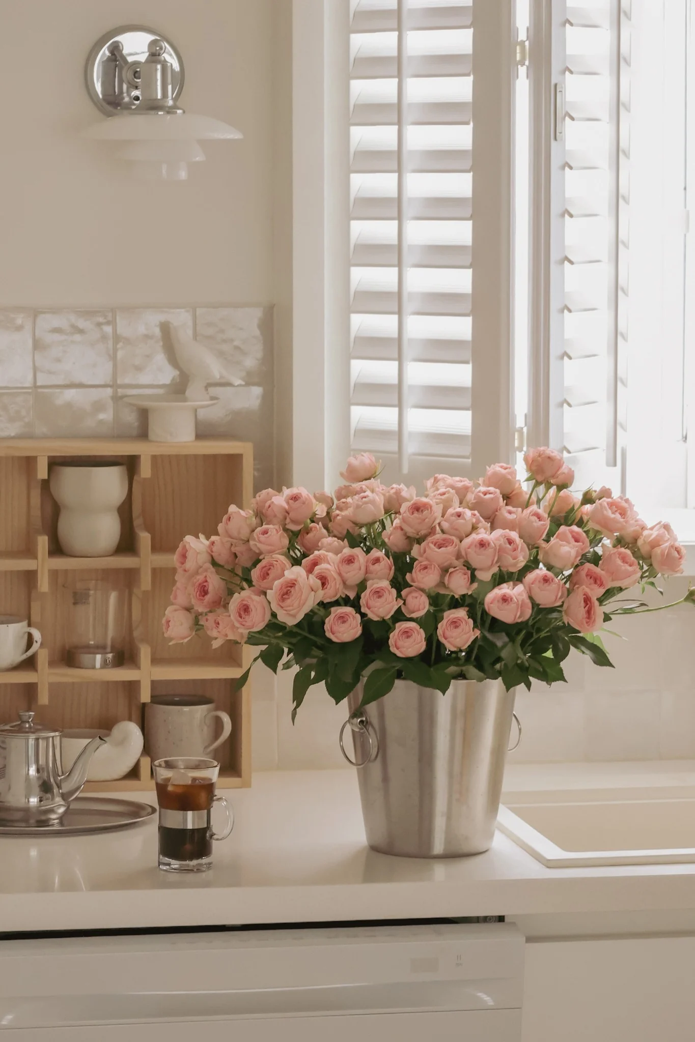 Geschenk zum Valentinstag: Der Weinkühler von Nordwik steht mit einem Strauß rosafarbener Rosen auf einer Küchenanrichte.