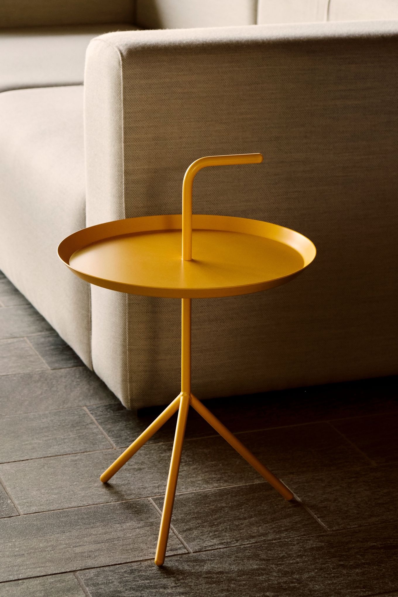 Les tendances de l'année en matière de couleurs d'intérieur pour 2025 comprennent toujours des nuances de jaune, comme la table jaune soleil de HAY. 