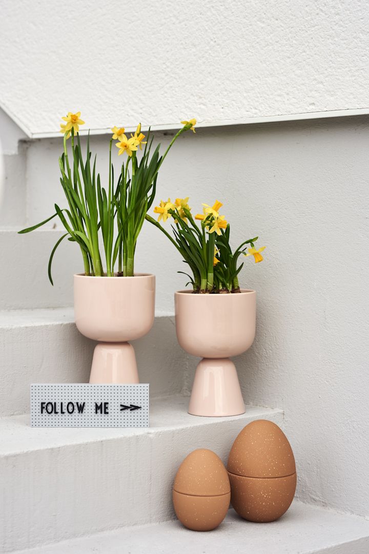 Décoration de Pâques : ici, des fleurs printanières dans un pot de fleurs Nappula d'Iittala, à côté de la coupe Bonbonniere de Cooee Design et du tableau de lettres Design Letters.