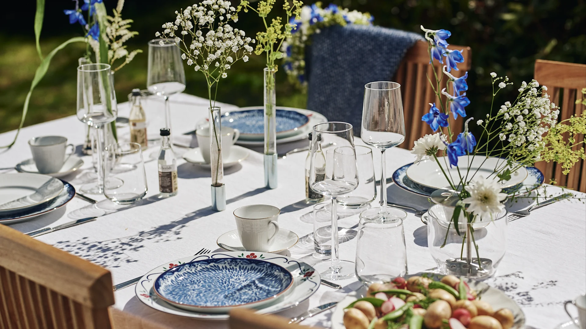 Une table dressée de manière classique en bleu et blanc pour la fête suédoise du solstice d'été.