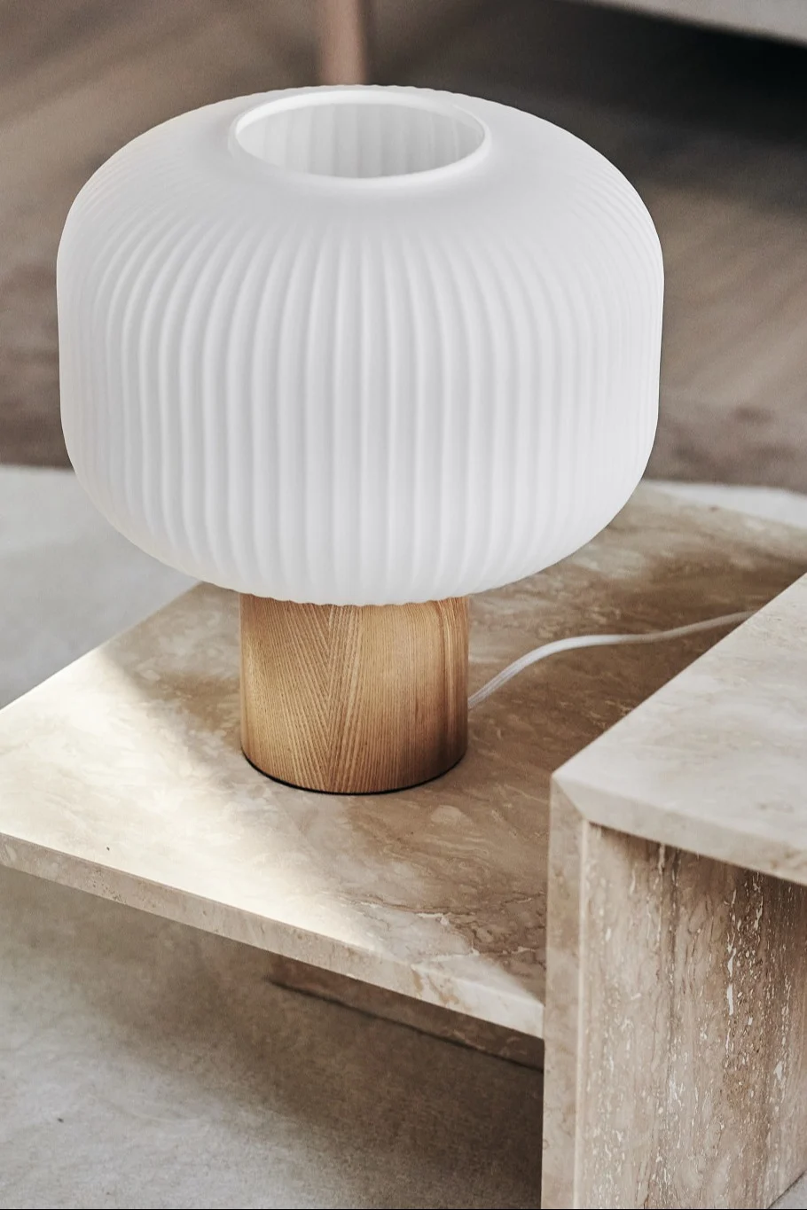 Une table basse en marbre décorée de la lampe de table Fair de Scandi Living.