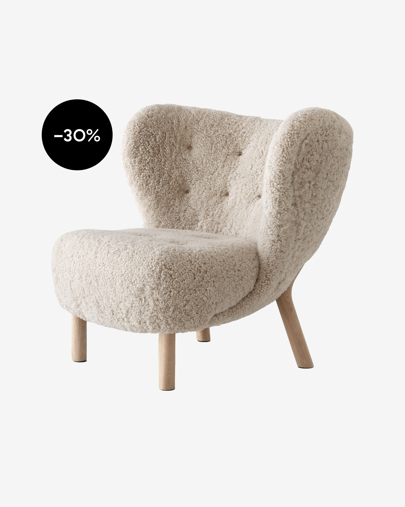 Fauteuil en fausse peau de mouton beige clair avec dossier capitonné et pieds en bois, affichant une étiquette de -30% de réduction.