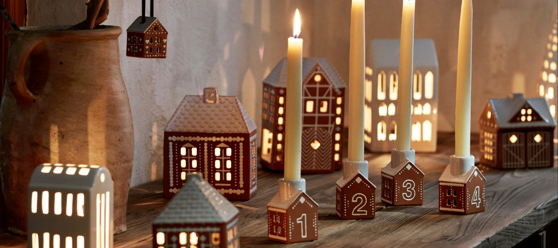 Décoration de Noël scandinave de Kähler : ici, vous pouvez voir les bougeoirs de l’Avent de la collection Hammershøi.