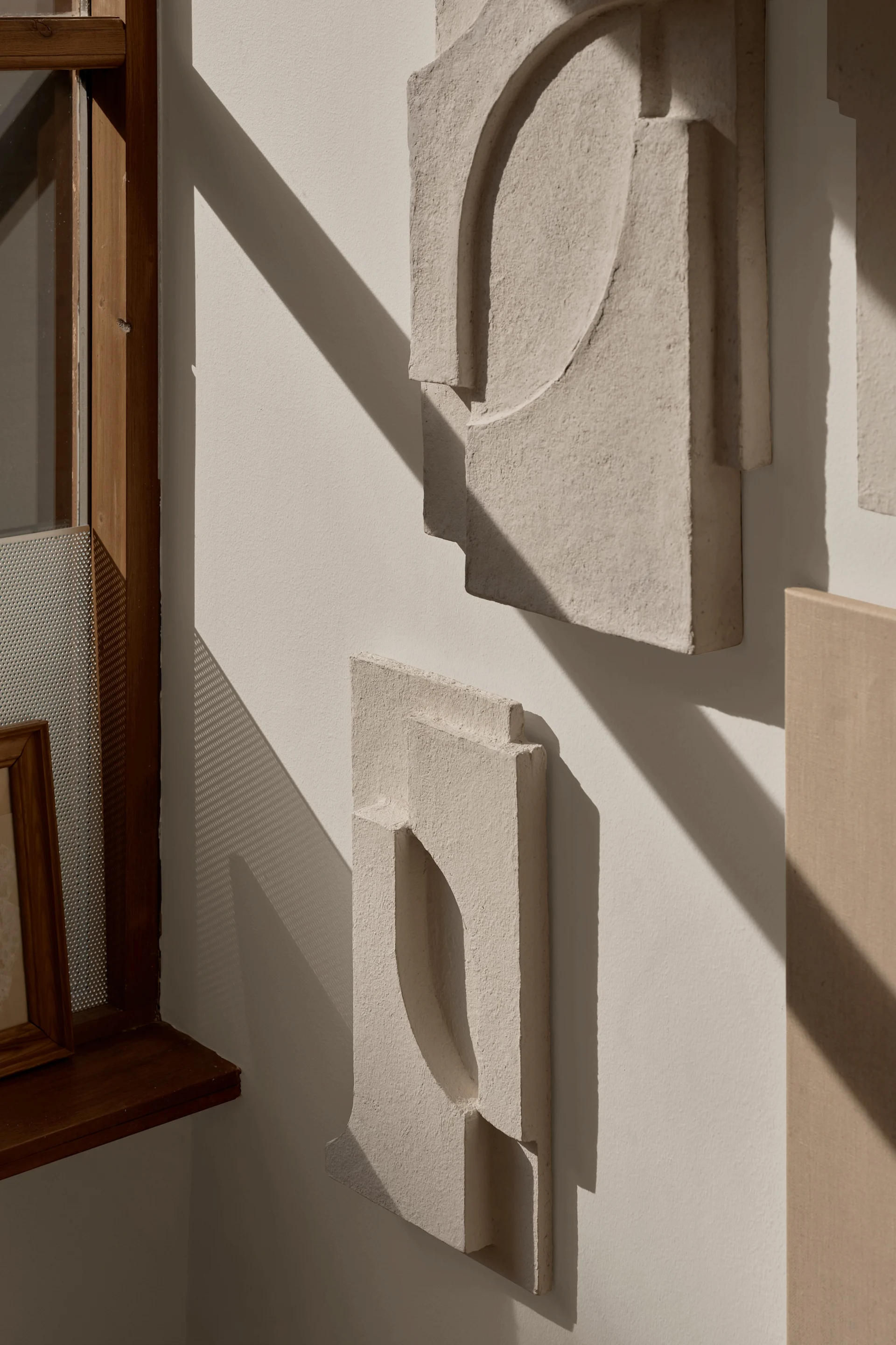 Décorez vos murs avec les décorations murales sculpturales de Kristina Dam Studio.