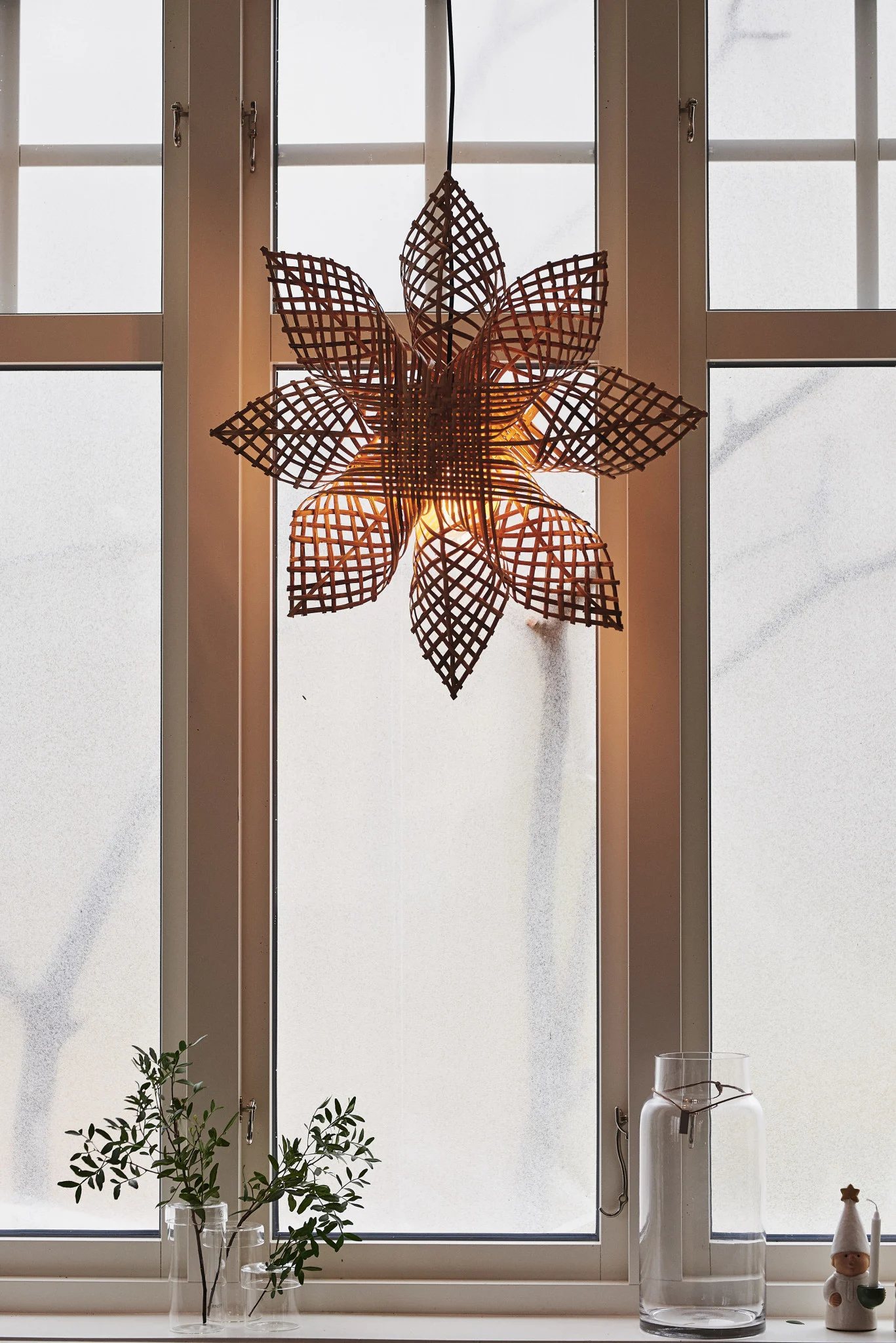 L’étoile de Noël scandinave Carol de PR Home est suspendue à une fenêtre.