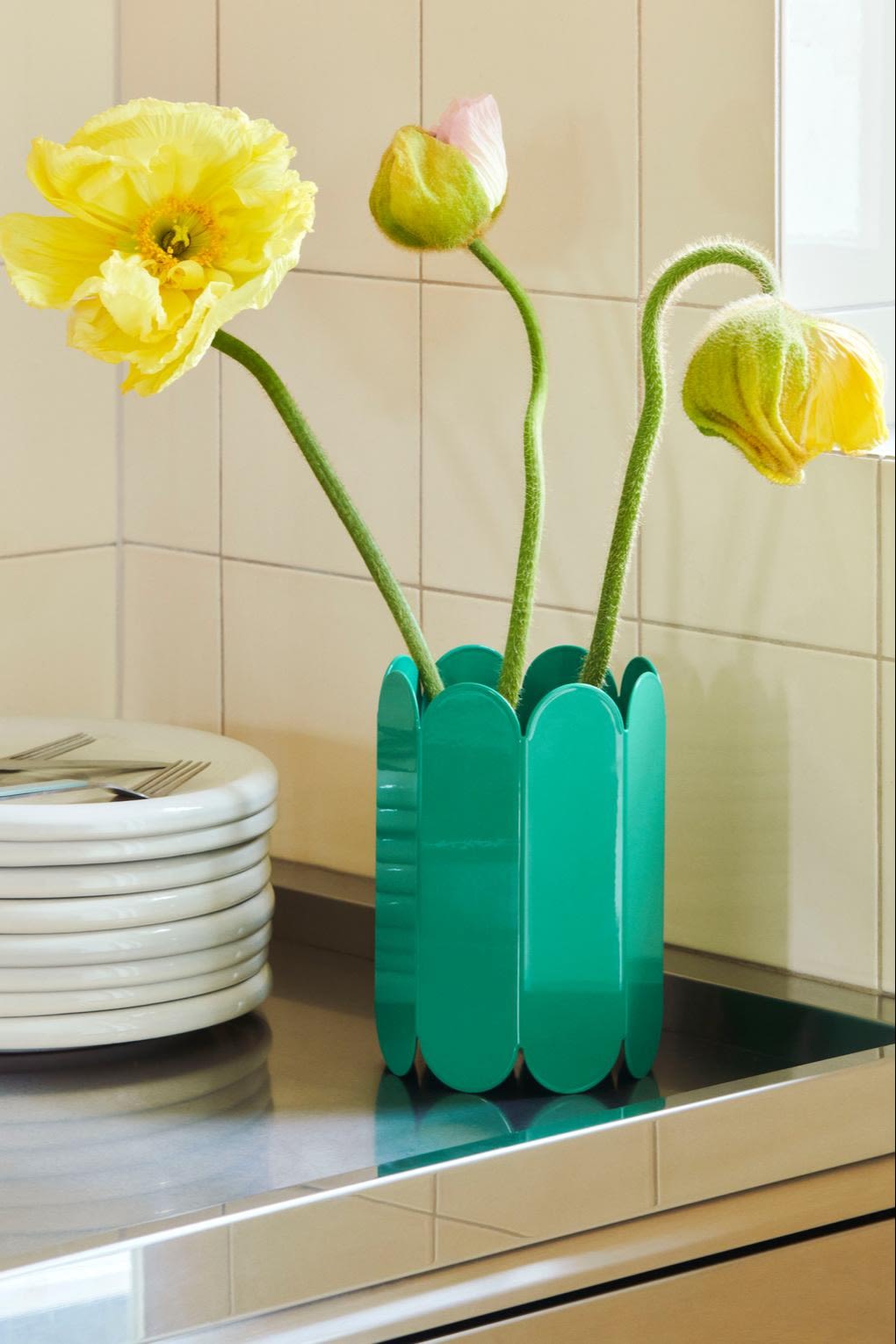 La bleu canard est la couleur d'accent parfaite dans les tendances de couleurs d'intérieur 2025, ici vous voyez le vase Arc de HAY. 