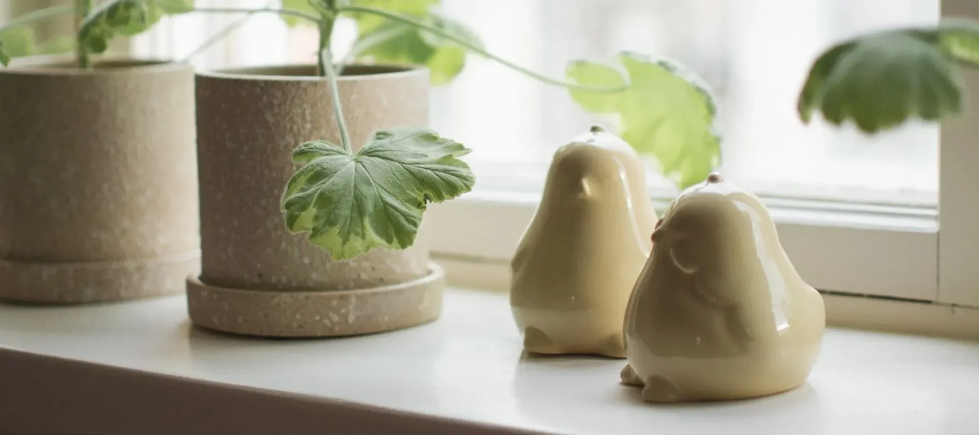 Deux vases à boules de différentes formes et tailles de Cooee Design avec des fleurs de printemps sont posés sur un plateau, à côté de plusieurs triplets de lapins de Pâques de DBKD dans la maison de @sachi_roooom.