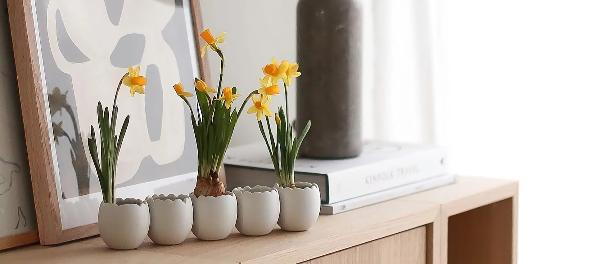 Deux vases à boules de différentes formes et tailles de Cooee Design avec des fleurs de printemps sont posés sur un plateau, à côté de plusieurs triplets de lapins de Pâques de DBKD dans la maison de @sachi_roooom.