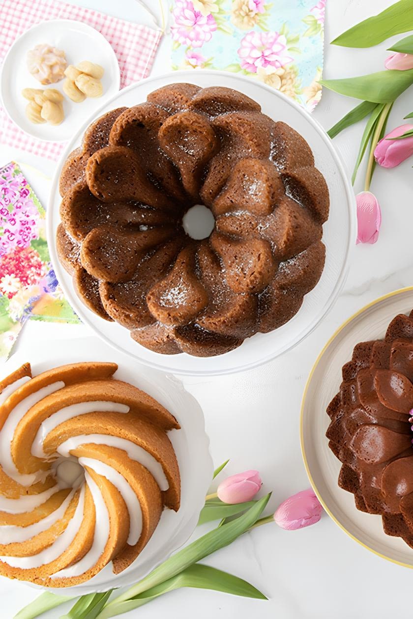 Avec les moules à pâtisserie de Nordic Ware, ici le moule à bundt heritage et le moule à bundt magnolia, vous pouvez préparer de jolis gâteaux pour votre table de Pâques en un rien de temps.