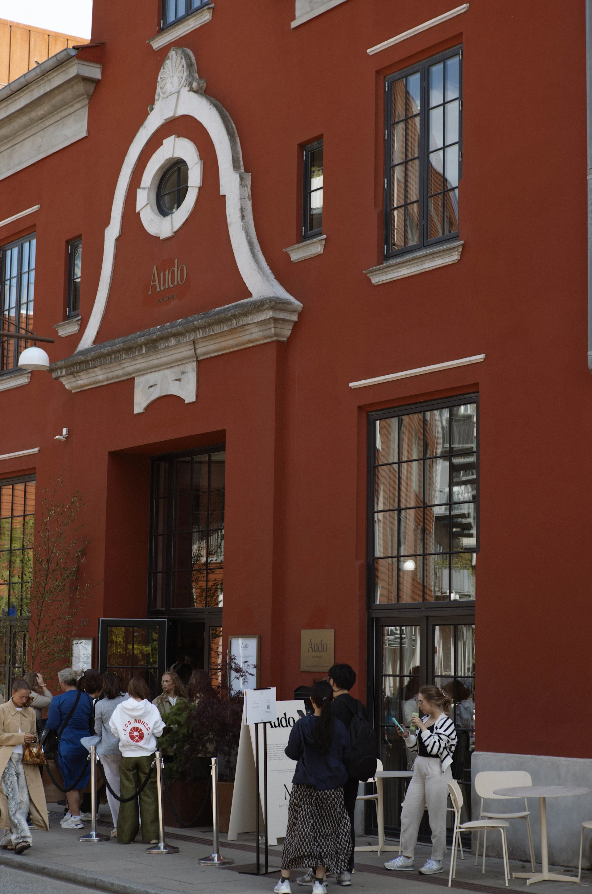 Le bâtiment rouge The Audo d'Audo Copenhagen, qui abrite un showroom, un hôtel, un café et un restaurant.