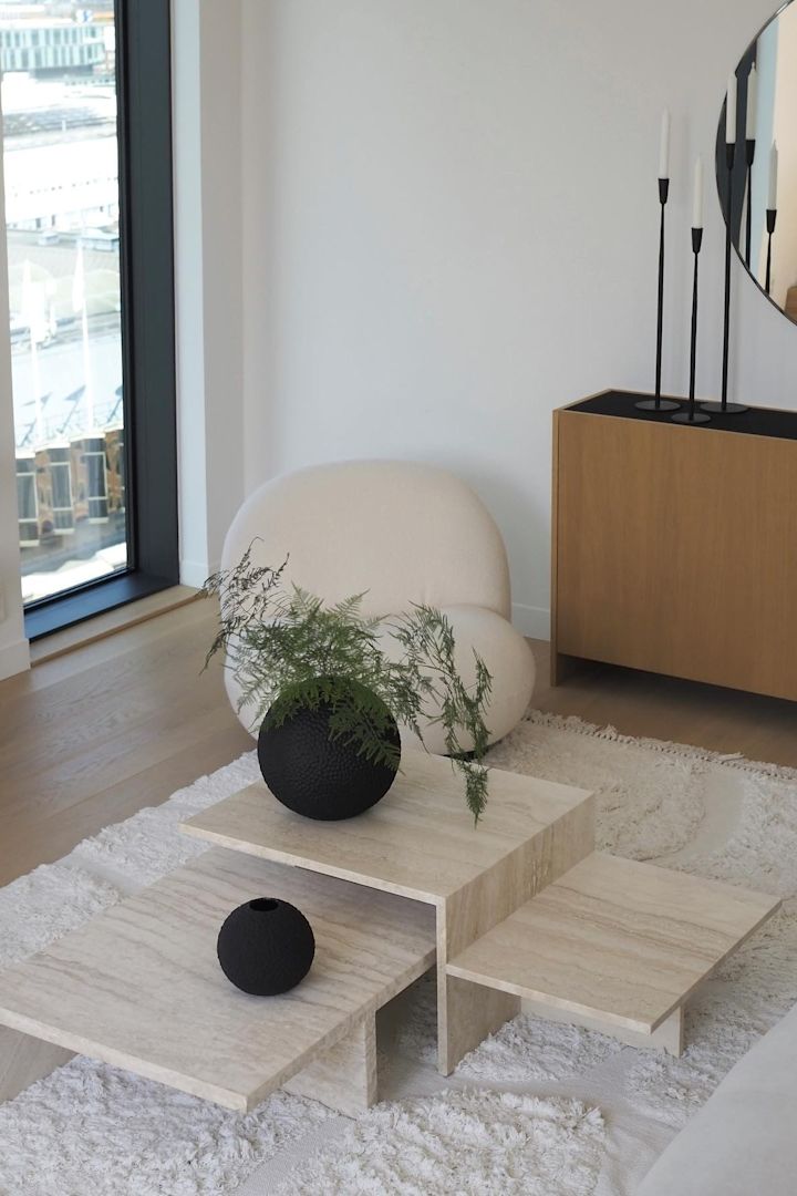 Boho et autres styles d'aménagement : ici, vous voyez le salon aménagé dans le style Japandi de l'utilisatrice Instagram @stylingvision.