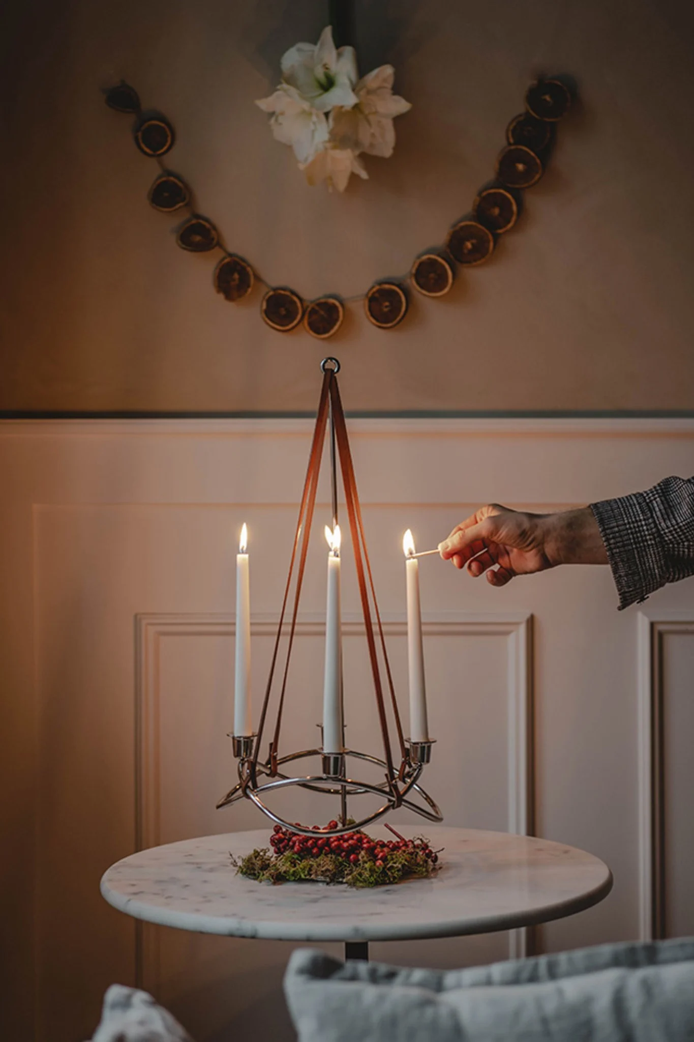 Le bougeoir moderne Season de Georg Jensen trône sur une table dans un décor de Noël.