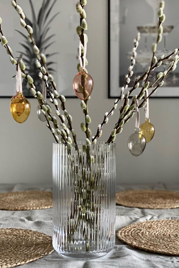 Décoration de Pâques : les œufs en verre d'Iittala sont suspendus à un buisson de Pâques placé dans un vase en verre Lyngby de Lyngby Porcelaen dans la maison de @marinaslgh.
