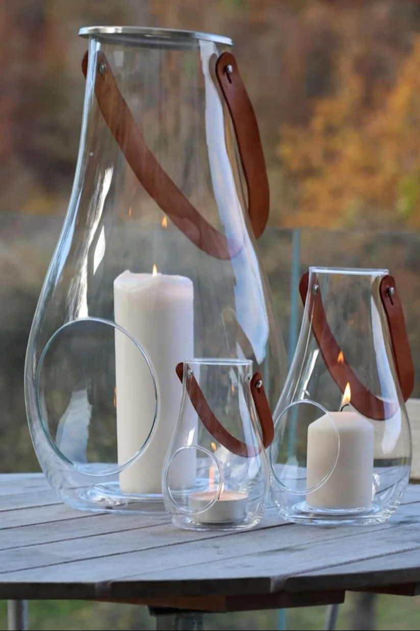 Tendances meubles de jardin 2025 : la bonne décoration ne doit pas non plus manquer dans le jardin - vous voyez ici trois lanternes Design with light de Holmegaard sur une table de la terrasse de @zuhauselig.