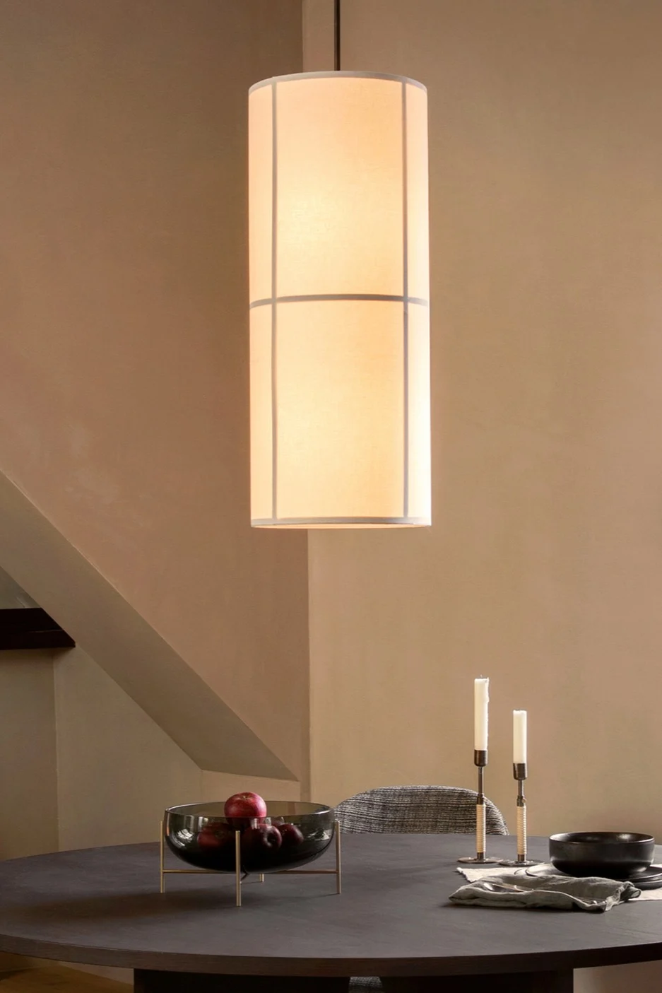 Lampes scandinaves : la suspension Hashira de Audo Copenhagen, au design de style Japandi, est suspendue au-dessus d'une table à manger.