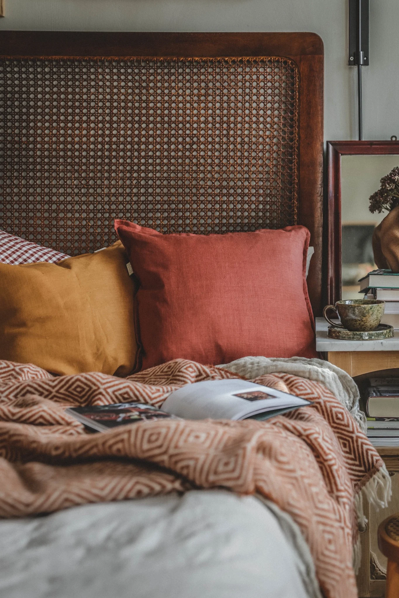 La chambre à coucher de @hannesmauritzson, décorée dans un style bohème. Les housses de coussin Calm en jaune et rouge de Scandi Living sont parfaites pour une décoration bohème.