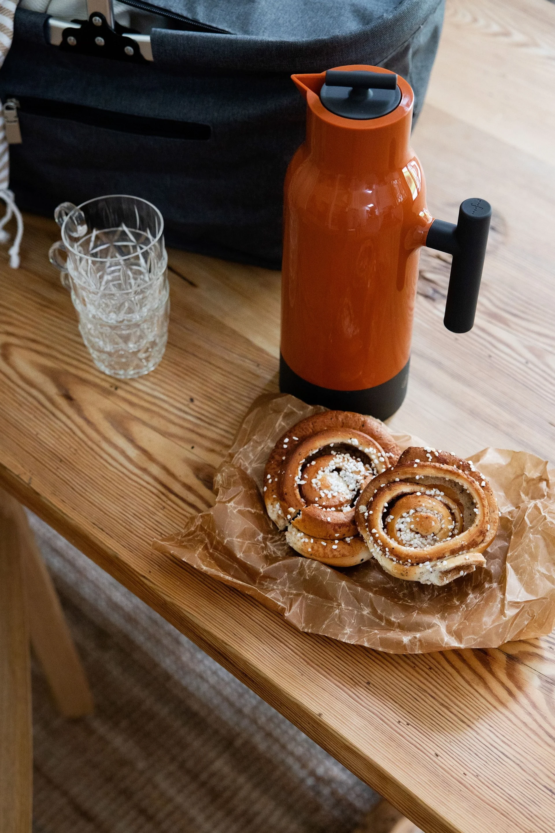 Si vous vous apprêtez à faire une longue promenade en forêt, les provisions devraient également figurer en tête de votre liste de choses à faire en automne. Emportez des brioches à la cannelle et un thermos Accent avec les tasses à café de pique-nique de Sagaform pour faire une pause en chemin.