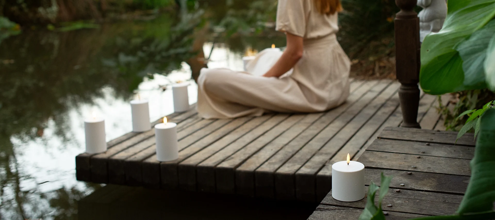 Lagom signifie aussi détente. Ici, une femme est assise sur un ponton, entourée de bougies LED d'Uyuni.
