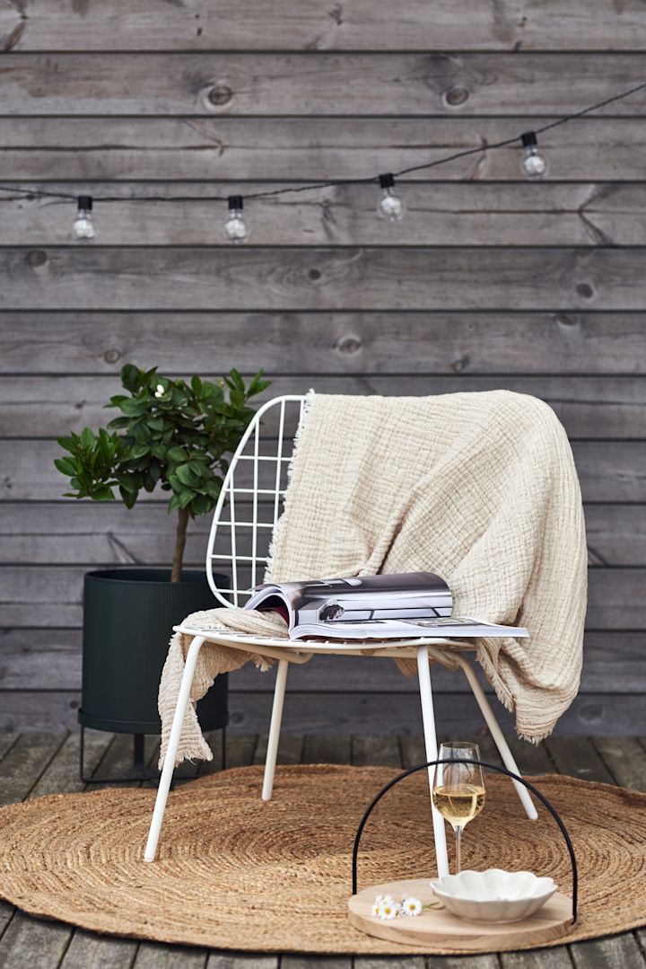 Tapis d'ext�érieur : aménagez un coin confortable sur la terrasse et placez le tapis de jute de Ferm Living sous la chaise.