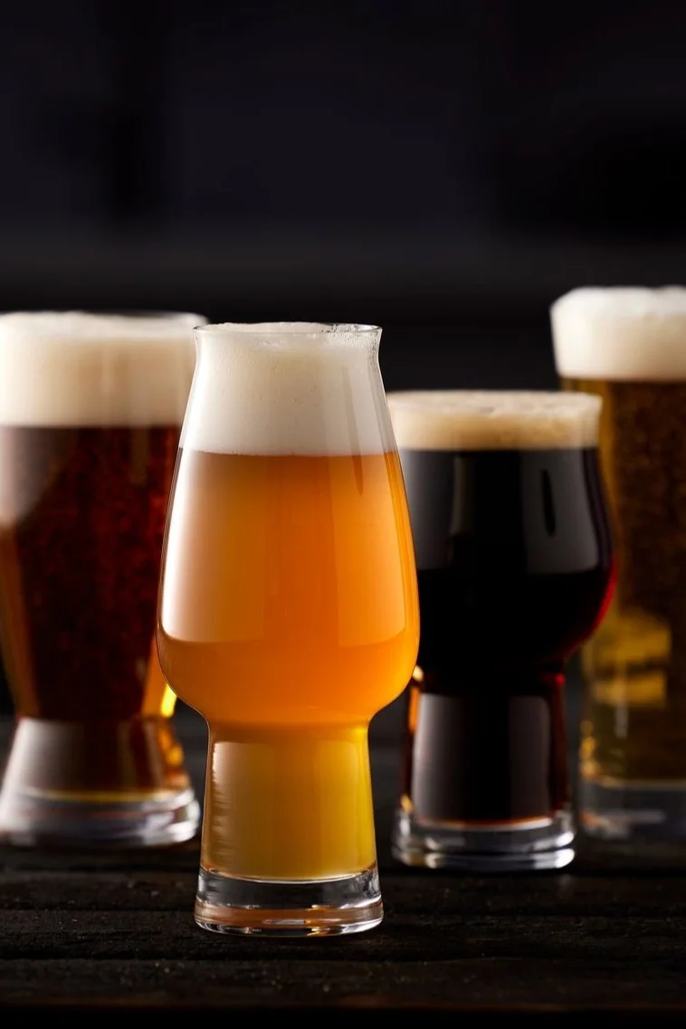 Vous voyez ici différents verres à bière pour différents types de bière de Lyngby Glas - parfait comme cadeau pour la fête des pères.