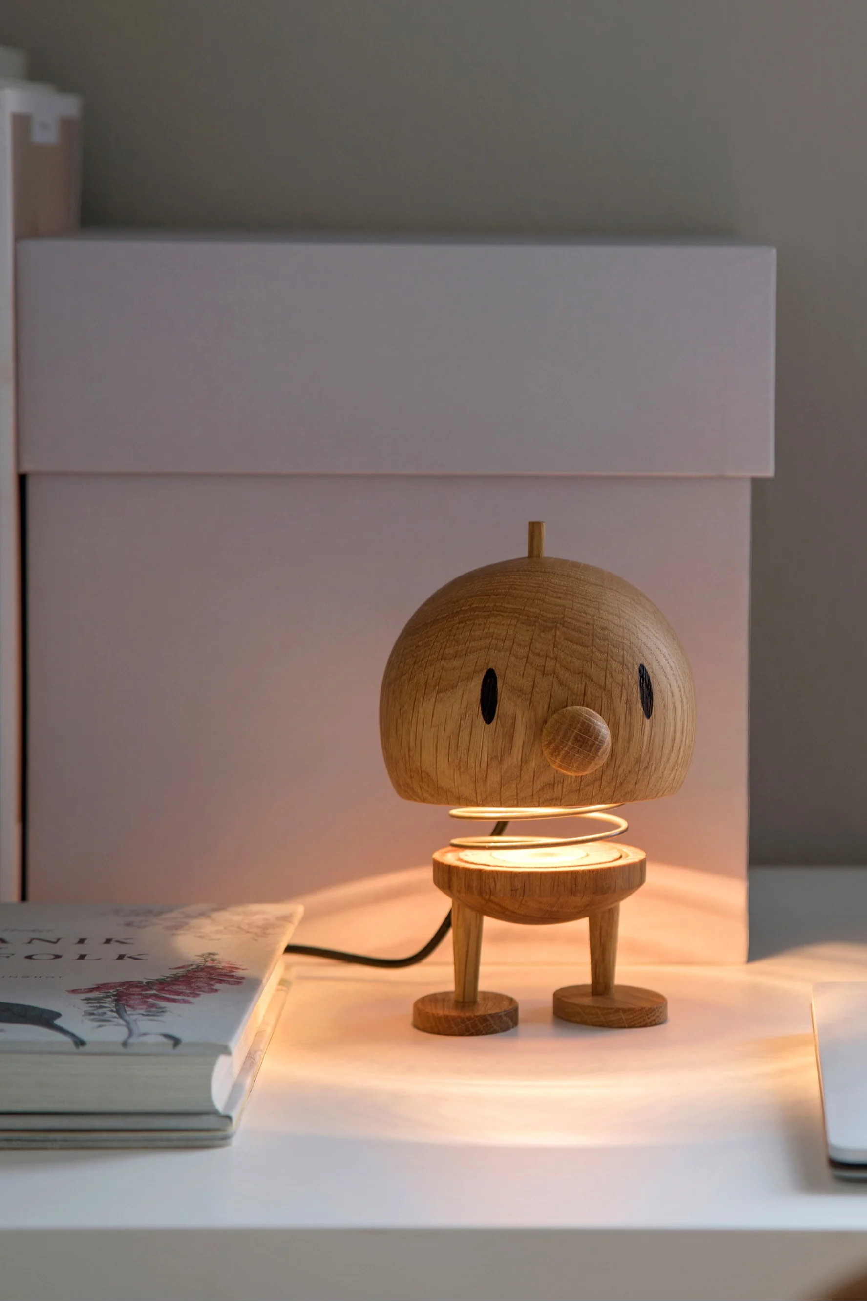 Un super cadeau pour la fête des pères, cette petite lampe de table Bumble de Hoptimist est parfaite pour la table de nuit.