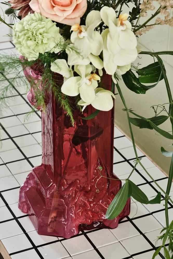 Le vase Rocky Broque de Kosta Boda, d'un rouge profond, est le choix idéal pour décorer selon les tendances de la décoration d'intérieur en 2025.