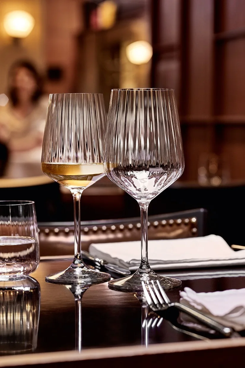 Les élégants verres LifeStyle de Spiegelau, présentés ici sur une table dressée, créent un décor de table élégant et vous invitent à profiter de moments privilégiés.