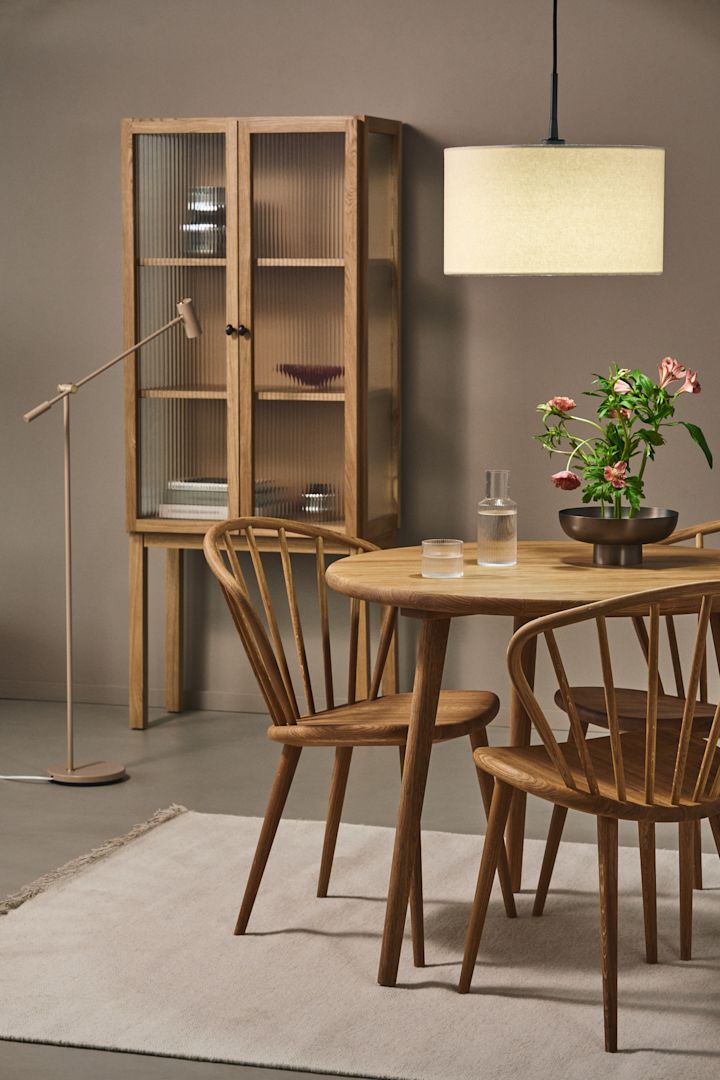 Idées d'éclairage pour la salle à manger, notamment la lampe suspendue Soft et le lampadaire Cato en nougat. 