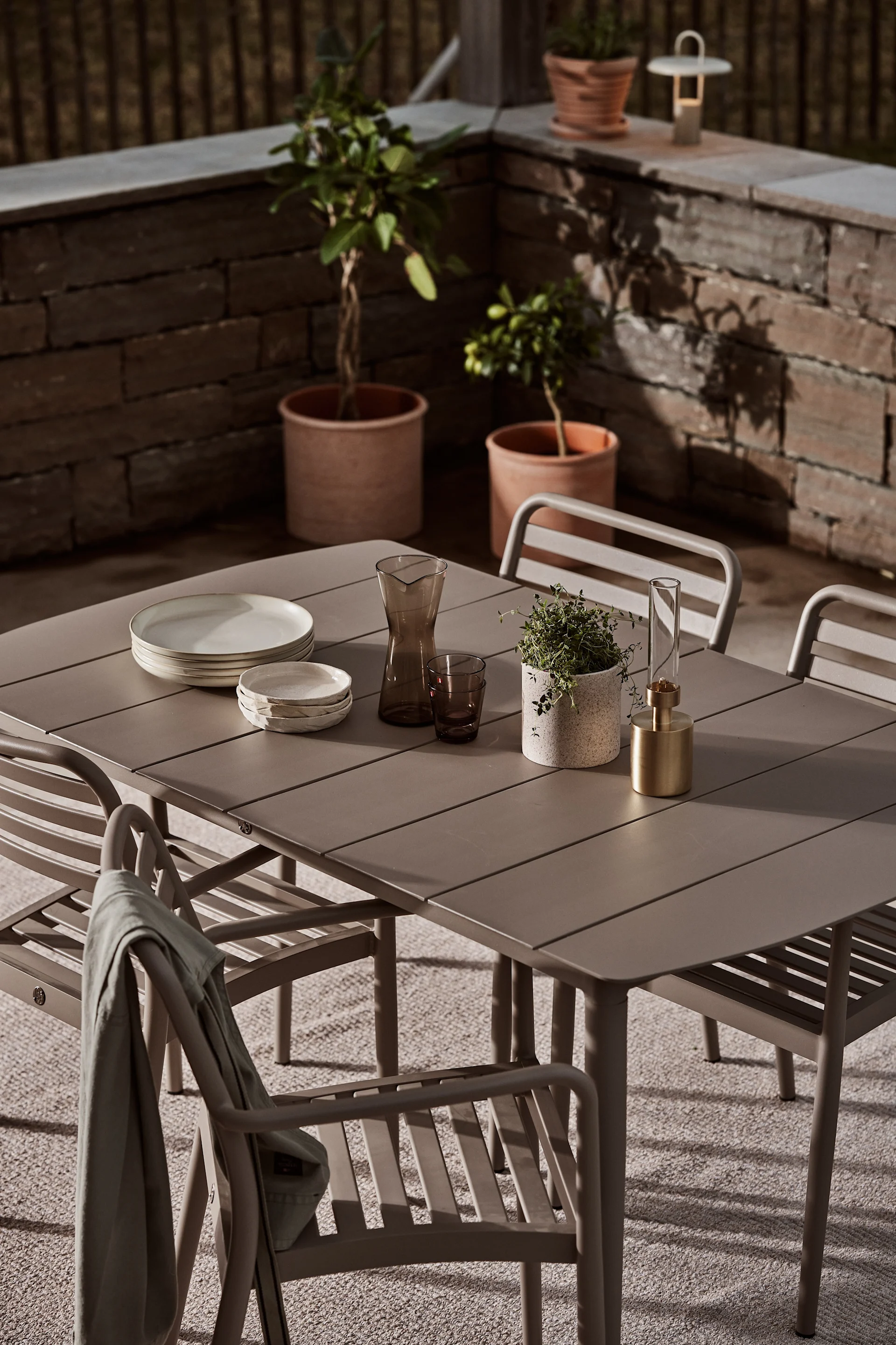 Avec leur teinte taupe et leurs formes arrondies, les chaises de la collection Messina et la table Marsala, toutes deux de 1898 et installées sur une terrasse, s'inscrivent parfaitement dans les tendances du mobilier de jardin de cette année.
