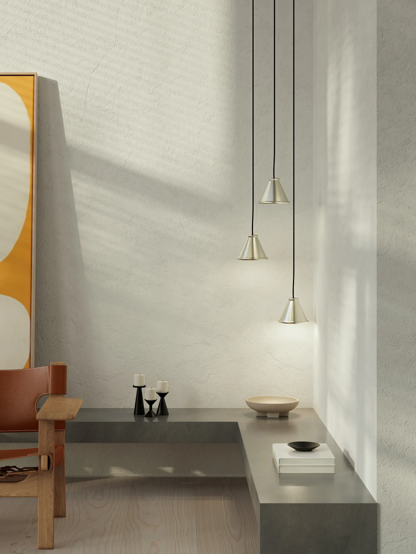 Pièce minimaliste moderne : mur texturé, ombres ensoleillées, art abstrait, banc en béton avec décor, trois suspensions argentées.