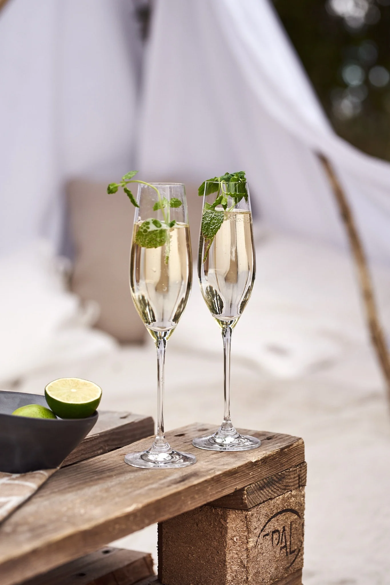 Essayez une recette de cocktail simple cet été - Ici, vous voyez du Prosecco avec de la fleur de sureau et de la menthe servi dans la flûte à champagne Karlevi de Scandi Living.