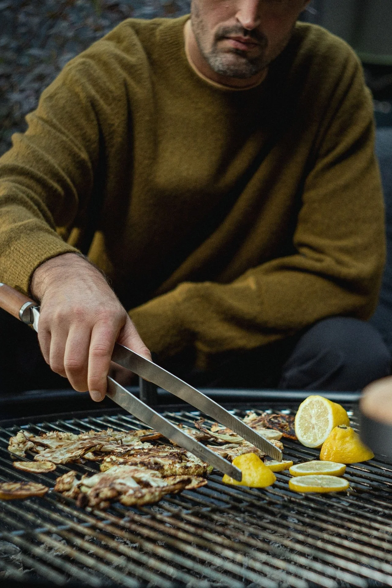 Pour les fans de barbecue, la pince à barbecue Tongs de Fiskars est une excellente idée de cadeau pour la fête des pères.