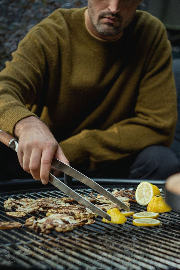 Pour les fans de barbecue, la pince à barbecue Tongs de Fiskars est une excellente idée de cadeau pour la fête des pères.