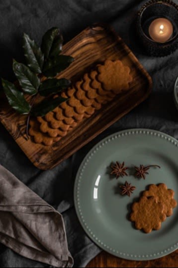 Voici l'une de nos 5 décorations de table de Noël : Une table sobrement dressée avec de la vaisselle Dots de Scandi Living.
