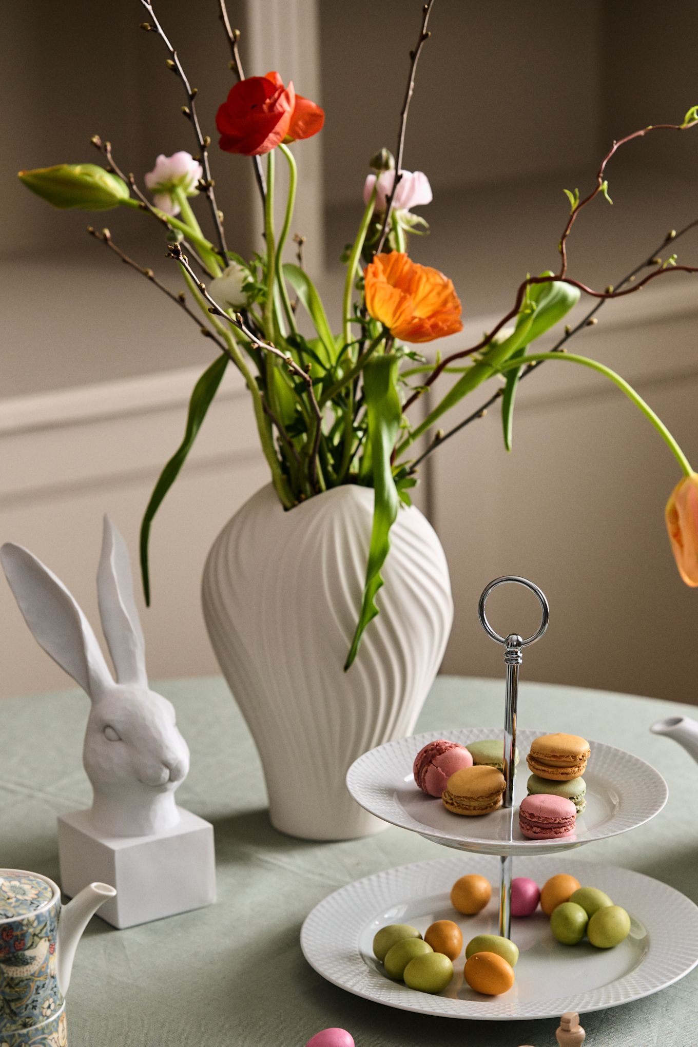 Idées de décoration de table pour Pâques - ici vous voyez le vase de Swedese avec le lapin de Lene Bjerre comme centre de table. 