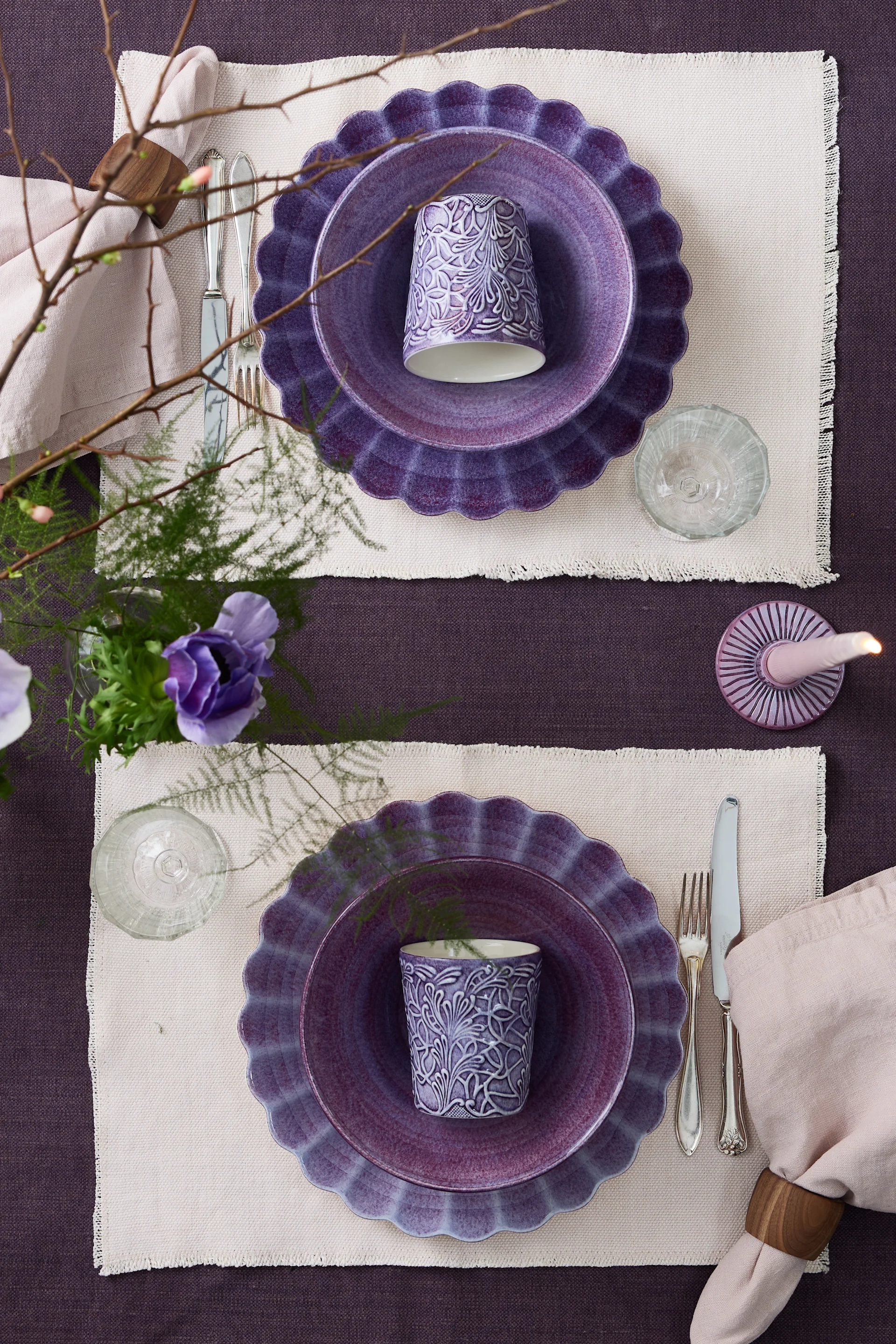 Deux services de table opposés en violet, mettant l'accent sur la tasse Lace de Mateus.